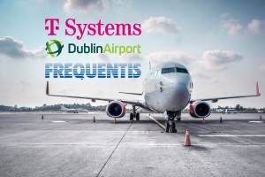 ein stehendes Flugzeug; im Himmel sind die logos von T Systems, Dublin Airport, and Frequentis zu sehen