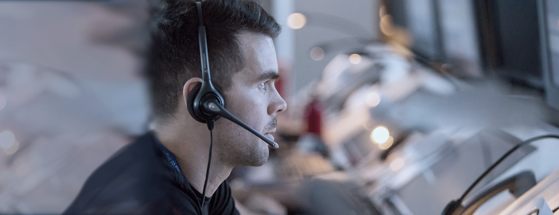 teaser picture showing an air traffic controller