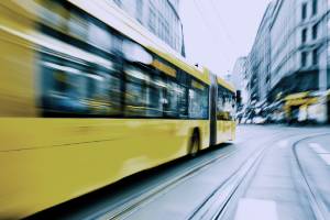 Gelber Autobus im Straßenverkehr