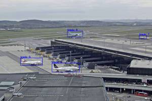 KI-annotierte Flugzeuge am Flughafen Wien-Schwechat