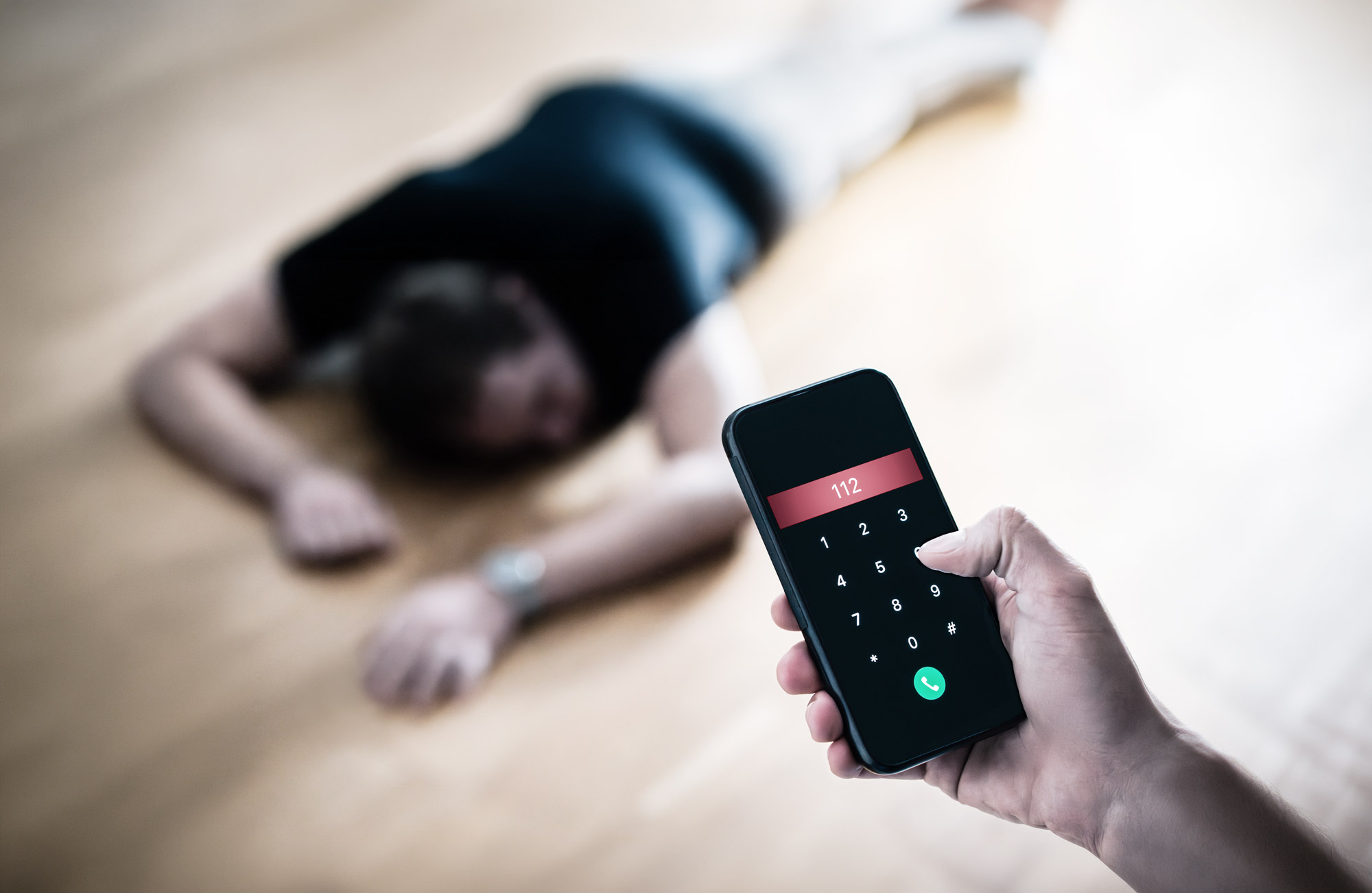 Total Conversation header picture, showing a mobile phone, dialing 112