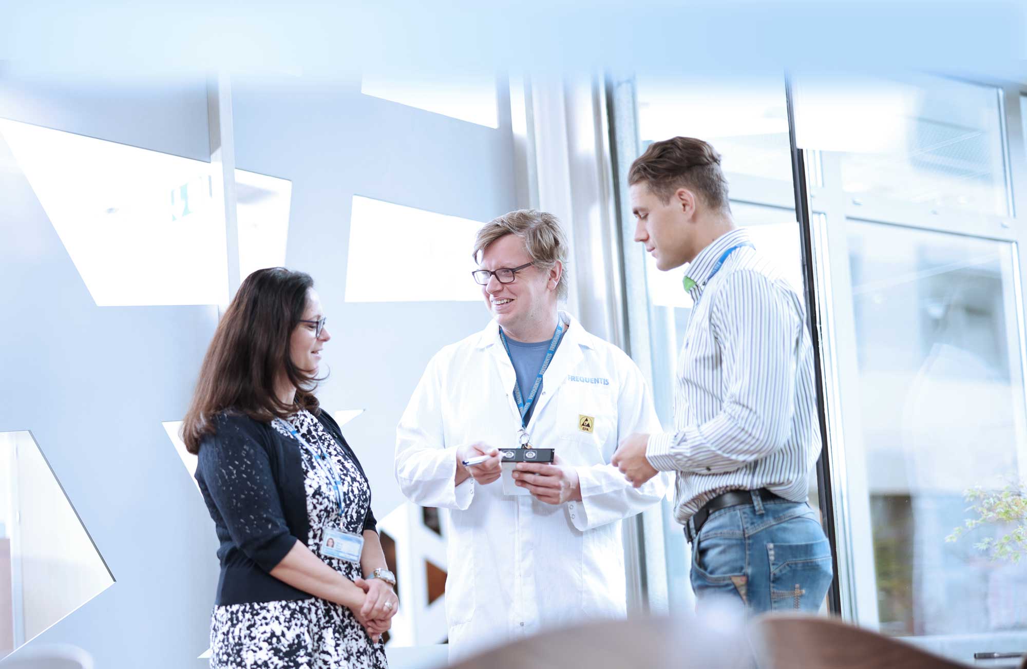 Jobs Header Picture, showing two employees entering the Frequentis building