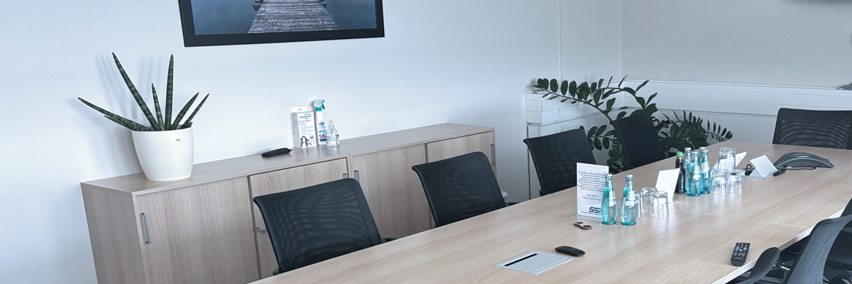 Das Foto zeigt einen Raum für Meetings und Schulungen