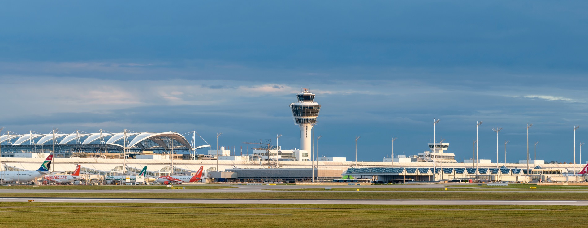 das Bild zeigt den Flughafen München, Inklusive Tower und Flugzeugen