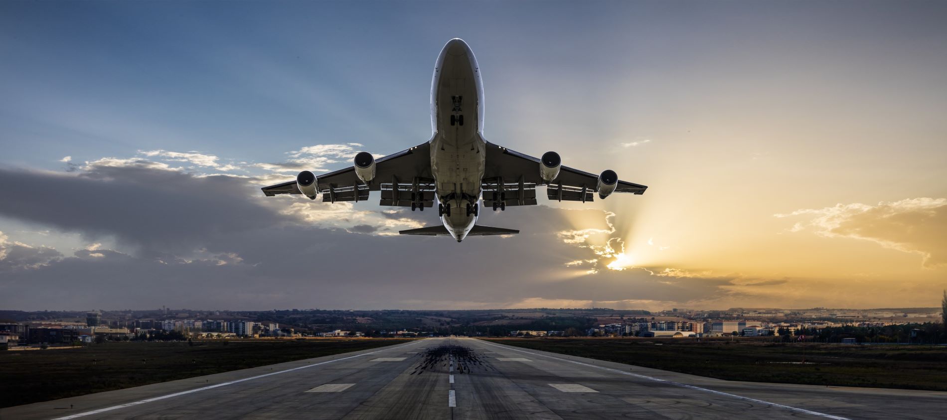 startendes Flugzeug über einer Skyline