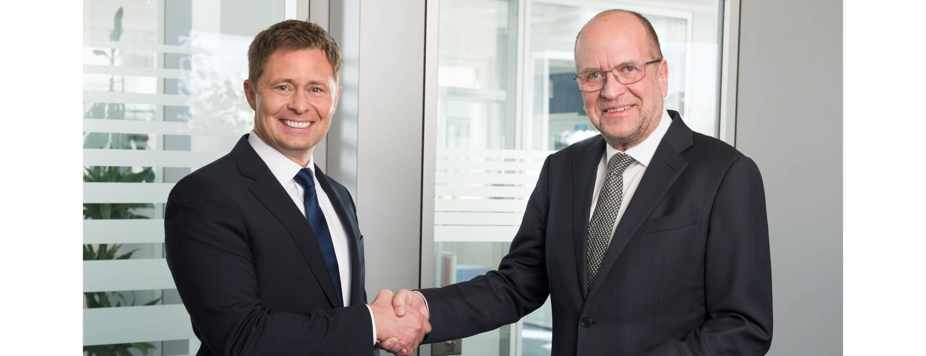 Karl Wannenmacher and Hermann Mattanovich shaking hands