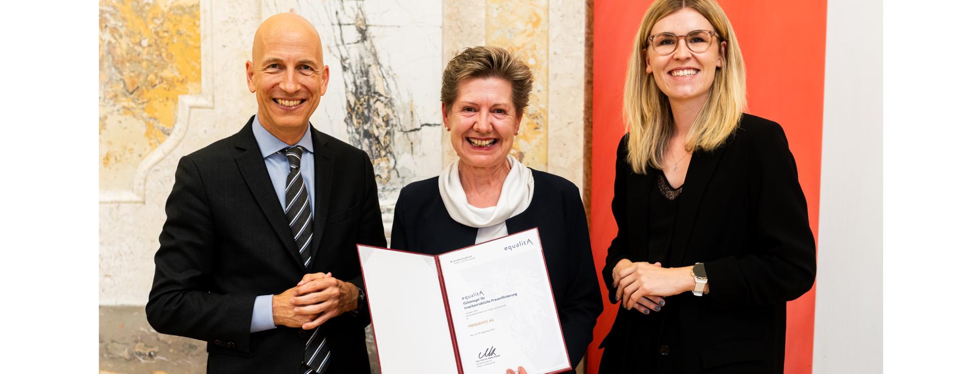 Federal Minister Martin Kocher and General Secretary Eva Landrichter of the Ministry of Labour and Economics with Brigitte Gschiegl, Frequentis