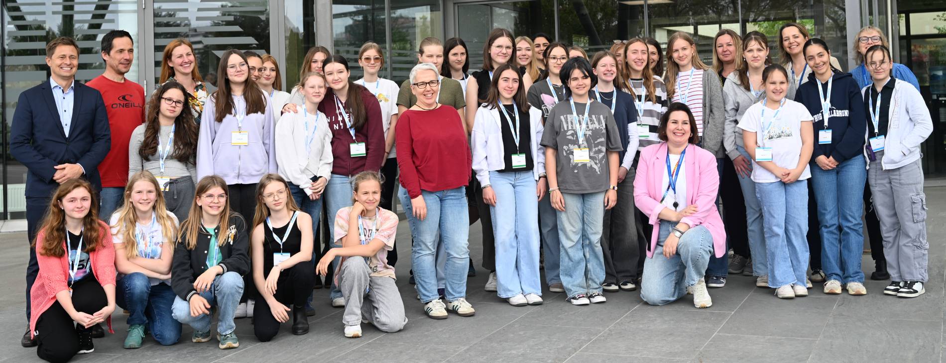 group of 30 girls with COO Monika Haselbacher and CTO Karl Wannenmacher