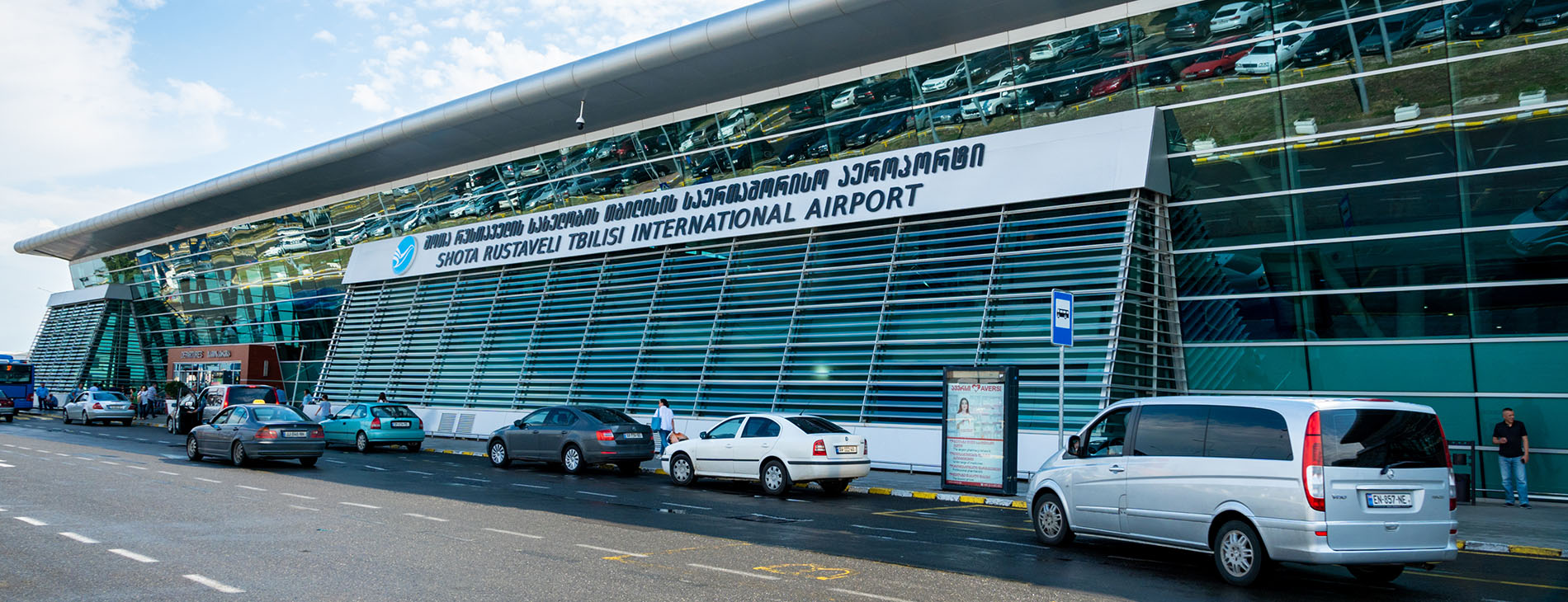 Außenansicht des Eingangs zum Flughafen Tibilisi  Adobe Stock