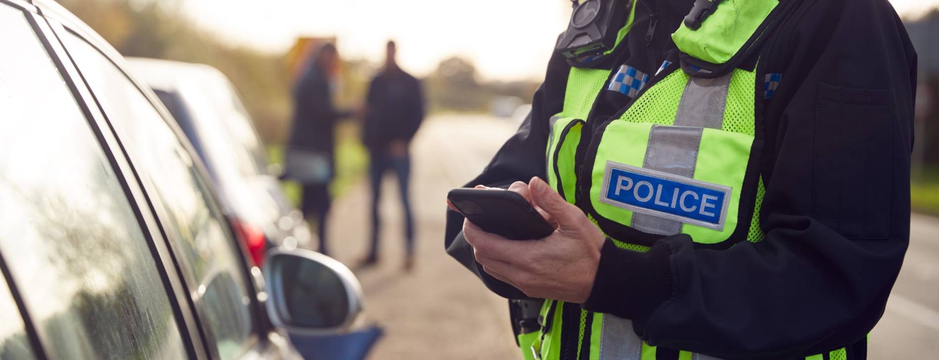Polizistin mit Mobil-Telefon in der Hand