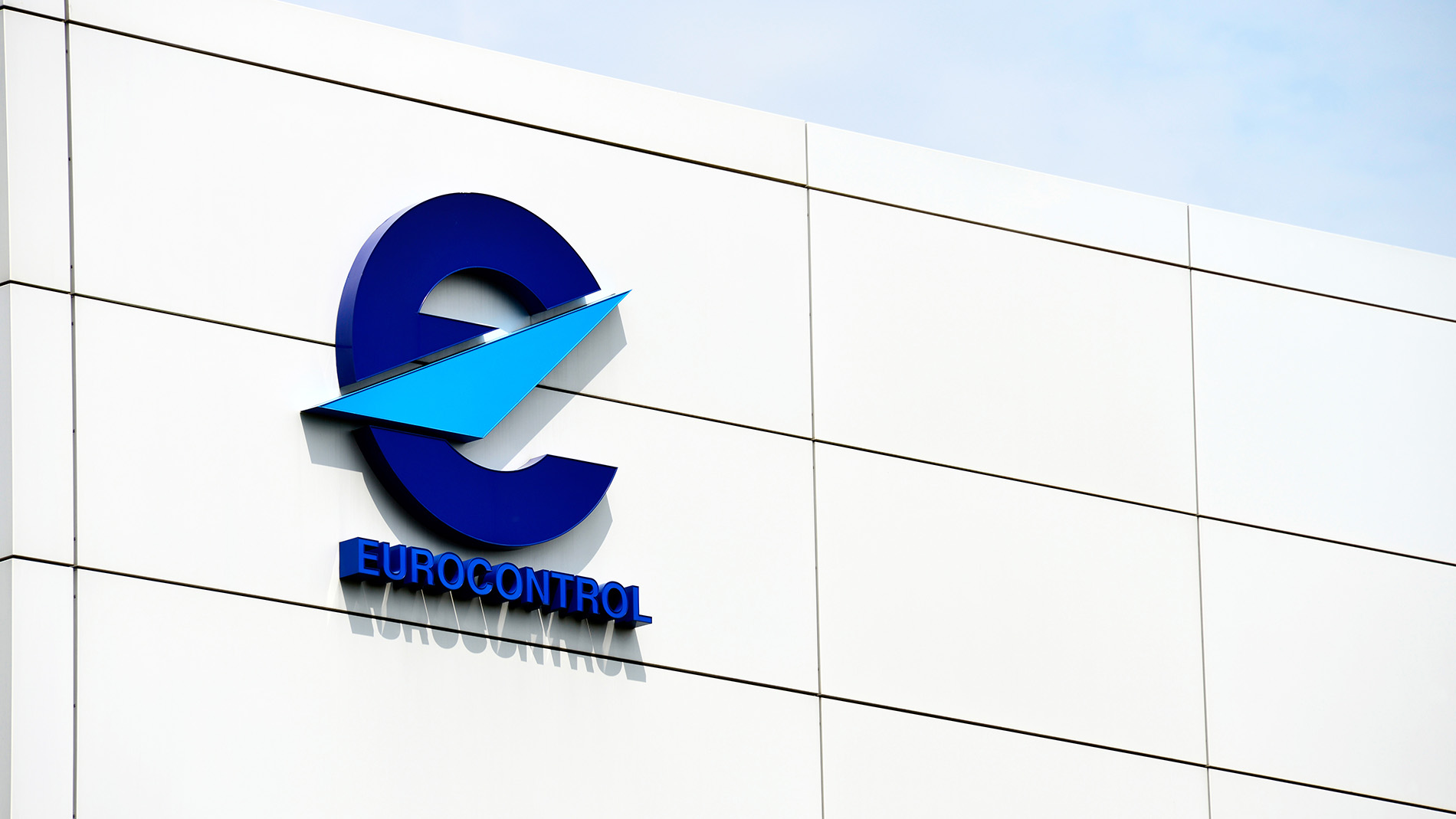Eurocontrol-Logo auf der weißen Fassade eines Gebäudes